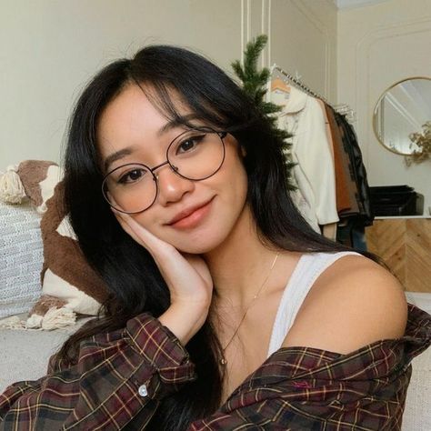 Asian Glasses, Chunky Glasses, Glasses For Round Faces, Hang Nguyen, Glasses Inspiration, Glasses Makeup, Cute Glasses, Wearing Glasses, Girls With Glasses