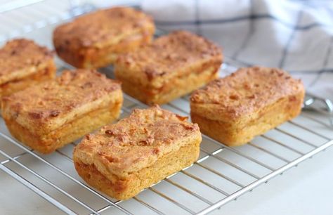 Mini cheesy lentil loaves Vegetarian Roast Dinner, Mini Loaf Bread, Lentil Loaf Recipe, Lentil Bread, Mini Bread Loaves, Lentil Cake, Vegetarian Roast, Lentil Loaf, Preschool Lunch