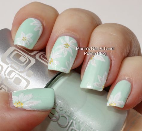 Subtle floral nail art on pastel mint Mint Green Floral Nails, Trendy Nails Pastel, Freehand Nail Art, Mint Green Nails, Bee Nails, Paint Nails, Mint Nails, Nails Pastel, Fancy Nail Art