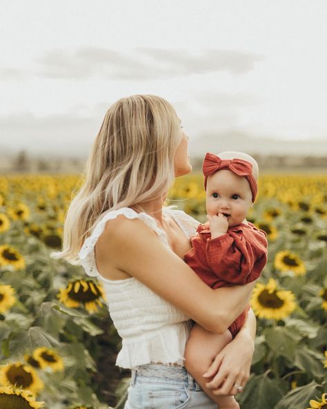 I was in New Zealand when this Sunflower field came into bloom. Here’s the thing about Sunnies and photography, their timing can be hard to predict, and only remain blooming for a week or two. And thus very last minute to need to book. Luckily, I have a beautiful, talented team of photographers who share my style of shooting, my values and I utterly trust, to take some sessions for me. So Liv shot this afternoon of mini sessions for me whilst I was away, and didn’t she do a gorgeous job... Sunflower Minis Photography, Sunflower Pics, Sunflower Mini Session, Sunflower Photo, Sunflower Pictures, Sunflower Field, My Values, Sunflower Fields, Mini Photo