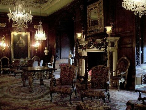 Castle Living Room, Hanna House, Parlor Decor, Beautiful Beach Houses, Lady Marmalade, Victorian Manor, Parlor Room, Warwick Castle, Victorian Parlor