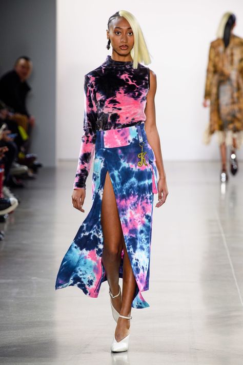 Kim Shui Fall 2019 Ready-to-Wear Fashion Show - Vogue Kim Shui, Nyfw Runway, Tie Dye Fashion, How To Tie Dye, Fashion Fall, Vogue Fashion, Looks Style, Fashion Fabric, Outfits For Teens