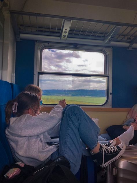 Photos In Train Ideas, Travelling Aesthetic Friends, Travelling By Train Aesthetic, Travel Aesthetic Clothes, Train Friends Aesthetic, Train Picture Ideas, In The Train Aesthetic, School Trip Aesthetic Outfits, Train Aesthetic Friends