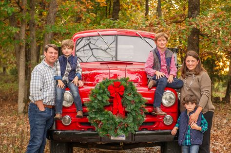 Perfect Christmas family photo. At their home, with their vintage red truck. Love everything about this photo. Fayetteville, Arkansas family photography by Whitney Flora Photography. Christmas Truck Pictures, Christmas Mini Shoot, Vintage Truck Christmas, Christmas Pictures Outfits, Xmas Photos, Vintage Red Truck, Christmas Red Truck, Truck Pictures, Family Christmas Pictures