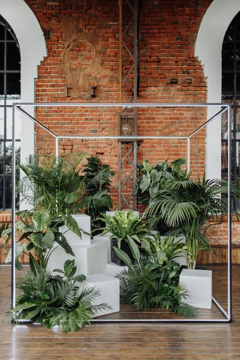 Indoor Jungle Wedding, Floral Stage Design, Tropical Backdrop Ideas, Wedding Hall Reception, Tropic Wedding, Green Wedding Ceremony, Tropical Backdrop, Indoor Plant Display, Plant Installation