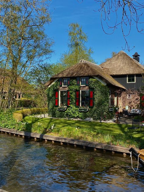 Giethoorn Aesthetic, Netherlands Canals, Dutch Farms, Farm Cottage, Pretty Photos, Travel Aesthetic, Travel Around The World, Travel Around, The Netherlands