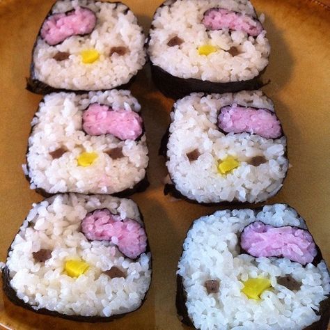 Hello Kitty Sushi | 25 Hello Kitty Foods That Are Almost Too Adorable To Eat Hello Kitty Sushi, Bolo Hello Kitty, Tapeta Hello Kitty, Tapeta Z Hello Kitty, Images Hello Kitty, Charmmy Kitty, Kawaii Cooking, Cute Snacks, Läcker Mat