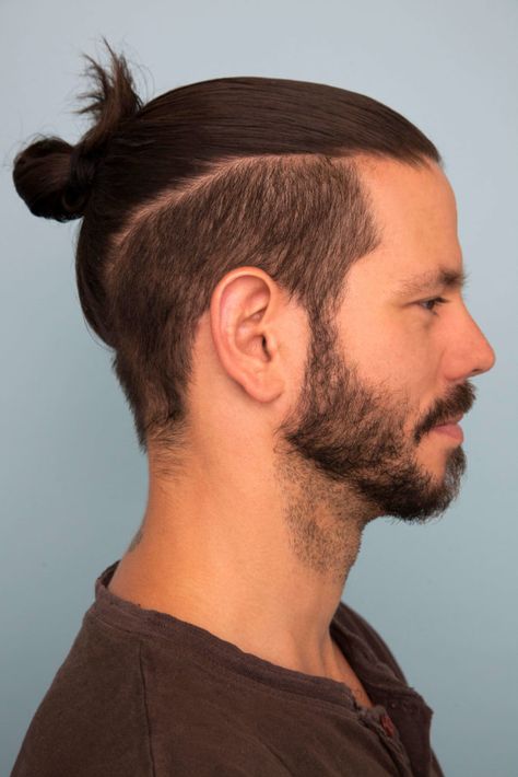 Moño de hombre: El peinado rasurado para el hombre con barba Man Bun Hairstyles, Undercut Long Hair, Famous Hairstyles, Top Knot Hairstyles, Viking Hair, Men Hair Color, Slicked Back Hair, Corte De Cabelo Masculino, Man Bun