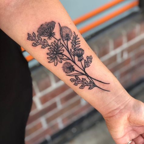 Some lovely dandelions courtesy of @hungryhungryheather809 thanks again girl!💜 #dandeliontattoo #dandelion #flower #flowertattoo #floral… Dandelion Bouquet Tattoo, Dandilines Flower Tattoo, Autumn Tattoo Ideas, Dandelion Tattoos, Dandelion Tattoo Design, Flower Tat, Rebecca Green, Tiny Tats, Neo Tattoo