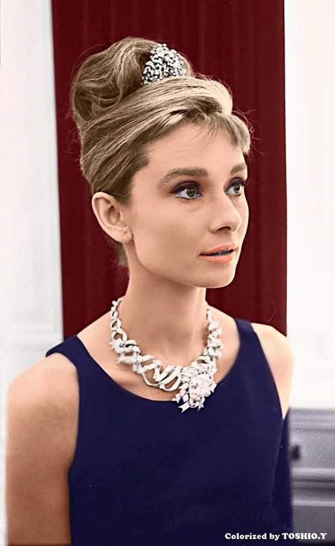 HD colorized photo of Audrey Hepburn Audrey Hepburn Hair, Audrey Hepburn Outfit, Audrey Hepburn Pictures, Audrey Hepburn Inspired, 00s Mode, Audrey Hepburn Photos, Audrey Hepburn Style, Peinados Recogidos, Old Hollywood Glam