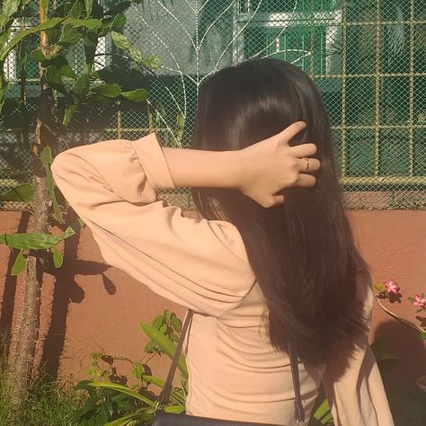 Camera Shy Poses Aesthetic, Shy Girl Posing, Shy Girl Aesthetic, Girl Rpw, How To Look Attractive, Aesthetic Foods, Dad Love Quotes, Shy People, Blur Photography