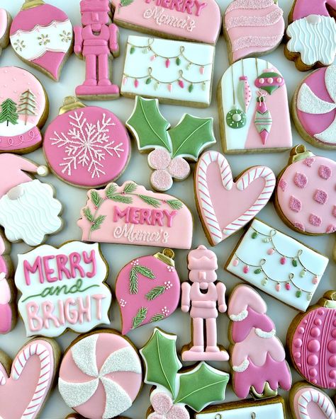 Christmas Cookies Inspiration, Blue Christmas Cookies Decorated, A Christmas Story Cookies Decorated, Christmas Bow Cookies, Pink Gingerbread Cookies, Christmas Biscuit Ideas, Holiday Decorated Cookies, Winter Birthday Cookies, Princess Diaries Cookies