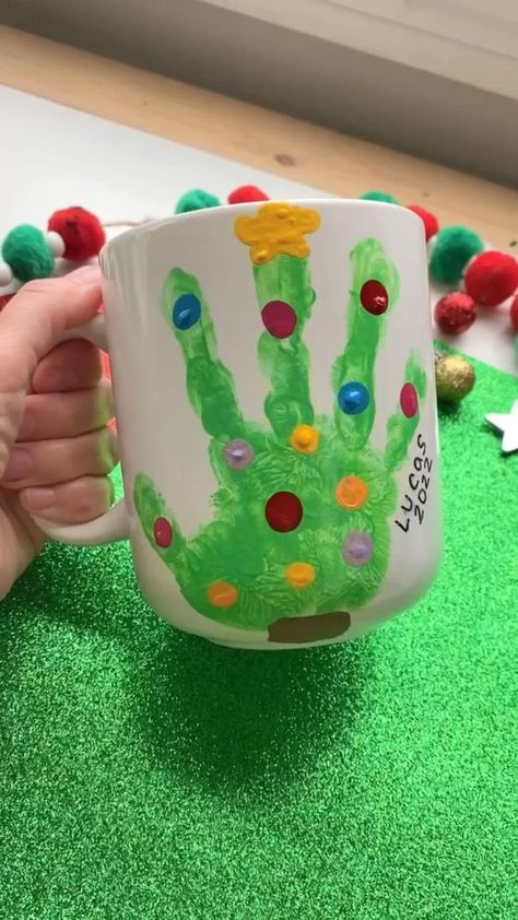 Baby Christmas Crafts, Oil Based Sharpie, Handprint Gifts, Handprint Christmas, Preschool Christmas Crafts, Christmas Gifts For Parents, Toddler Arts And Crafts, Fun Christmas Crafts, 12 December