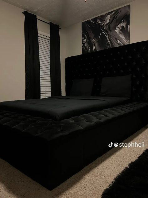 All Black Room, Modern Black Bedroom, Black Room Decor, Girl Apartment Decor, Black Bedroom Decor, Bedroom Furniture Ideas, Girly Apartment Decor, Black Bedroom Furniture, Luxury Room Bedroom