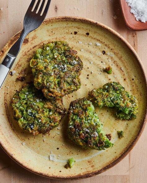 Two ingredient broccoli fritters on ceramic plate. What To Make With Broccoli, Best Broccoli Recipe, Broccoli Fritters, Best Broccoli, Ideas For Dinner, Fritter Recipes, 2 Ingredient, Broccoli Recipes, Recipe Roundup