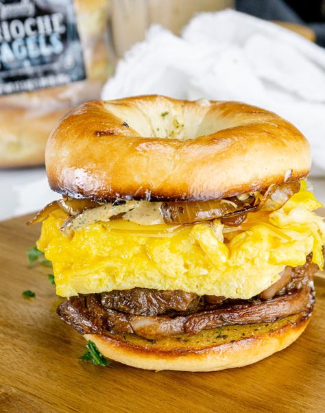 Egg Bagel Sandwich, Egg Bagel, Eggs Cheese Breakfast, Steak Eggs, Steak Breakfast, Breakfast Sandwich Recipes, Amazing Meals, Cheese Breakfast, Breakfast Burger