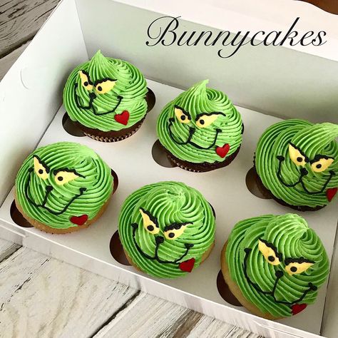 Grinch cupcakes made by Bunnycakes #christmas #grinch #grinchmas #merrychristmas #merrygrinchmas #cupcakes #christmascupcakes #whoville Grinch Cupcakes, Celebration Cupcakes, Grinch Cake, Cupcakes Christmas, Cupcakes Design, Christmas Cupcakes Recipes, Whoville Christmas, Mr Grinch, Grinch Christmas Decorations