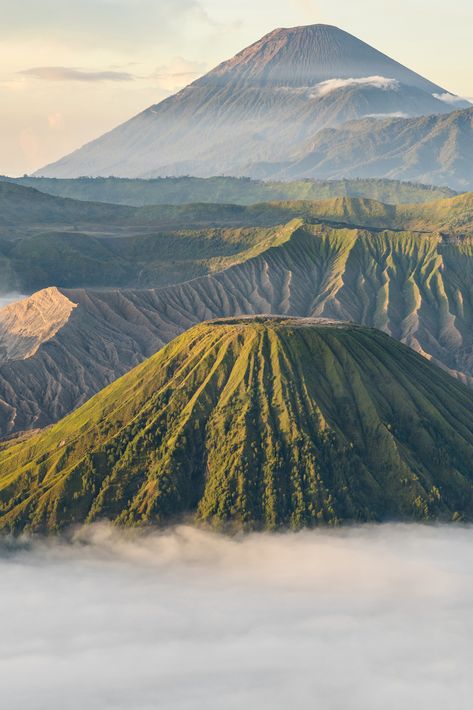 Gunung Rinjani Aesthetic, Rinjani Mountain, Mount Rinjani, Mount Merapi, African Wildlife Photography, Lombok Island, Bali Lombok, Asia Destinations, Island Tour