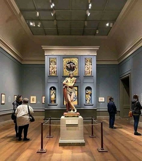 Famous Museums, Giorgio Vasari, Museum Interior, Museum Exhibition Design, Art Galleries Design, Art Gallery Interior, Uffizi Gallery, Van Gogh Museum, Guggenheim Museum