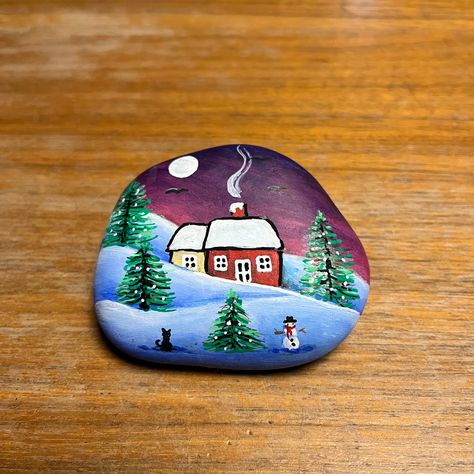 January Painted Rocks, Winter Scene Painted Rocks, Winter Stone Painting, Rock Painting Winter, Winter Painted Rocks Ideas, Winter Painted Rocks, Christmas Stone Painting Ideas, Christmas Rock Painting Ideas Easy, Christmas Stones