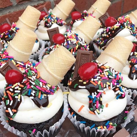 Cupcakes Wars Ideas, Ice Cream Sundae Bar Ideas For Kids, Ice Cream Sundae Cupcakes, Ice Cream Theme Cupcakes, Snow Cone Cupcakes, Ice Cream Cupcake, Easy Smores, Sundae Cupcakes, Smores Dessert