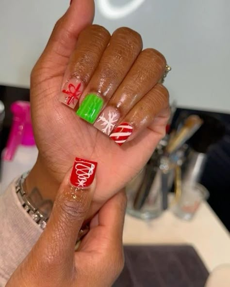 Christmas Nails Black Women Short, Shorties Nails Christmas, Christmas Shorties Nails, Overlay Christmas Nails, Christmas Overlay Nails, Short Acrylic Nails Designs Christmas, Christmas Nail Designs Acrylic Short, Christmas Short Acrylic Nails, Christmas Acrylic Nails Short