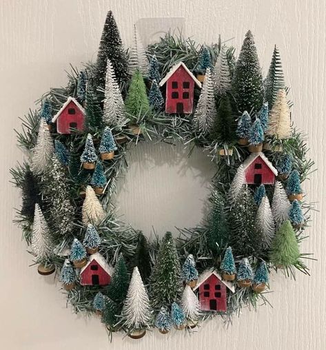 Christmas Wreath With Houses, Diy Wreath Display Stand, Christmas Wreath Diy Ideas, Wreath Decorating Ideas, Themed Trees, Gingerbread House Ideas, Holiday Baubles, The Best Dessert, Hanukkah Decorations