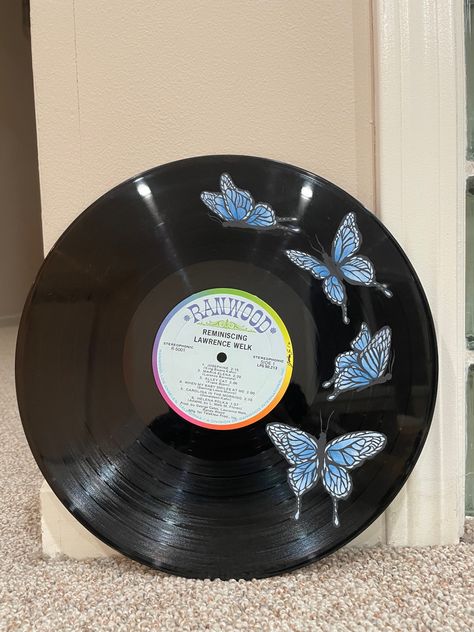 Butterfly Record Painting, Painted Vynal Records, Vinyl Record Art Aesthetic, Vinyl Painting Ideas, Lp Painting, Painted Records Vinyl, Vinyl Record Painting Ideas, Record Aesthetic, Record Painting Ideas