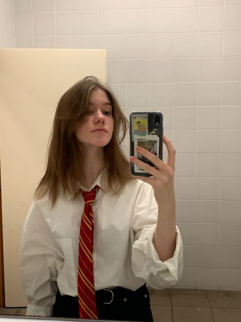 Gryfindor Girl Uniform, Gryffindor Robes Aesthetic, Gryffindor Uniform Female Aesthetic, Red Tie Outfit Aesthetic, Hogwarts Clothes Gryffindor, Gryffindor Outfits Aesthetic, Gryffindor Outfit Uniform, Gryfinndor Outfit, Gryffindor Uniform Aesthetic