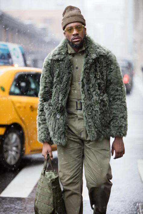 New York Men's Fashion Week Street Style - Essence Brown Faux Fur Coat Outfit, Fur Jacket Street Style, Faux Fur Coats Outfit, Dude Style, New York City Street Style, Mens Fashion Week Street Style, Denim Outfit Men, Fur Coat Outfit, Stylish Winter Coats