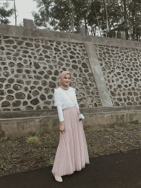 rok tutu Rok Tutu Ootd, Style Rok Tutu Hijab, Outfit Rok Tutu, Tutu Skirt Hijab, Ootd Rok Tutu, Rok Tutu Hijab Outfit, Halal Dresses, Outfit Rok Plisket, Pink Tulle Skirt Outfit