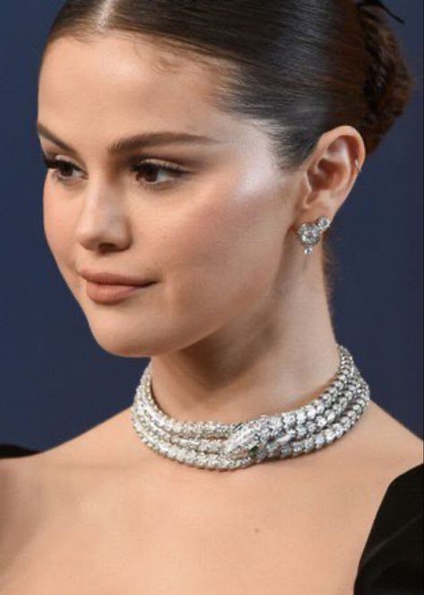 Red Carpet 2022, Daith Ear Piercing, Selena Gomez Short Hair, Selena Gomez Hair, Unique Ear Piercings, Alex Russo, Ear Piercings Helix, Forward Helix Piercing, Selena Gomez Photos