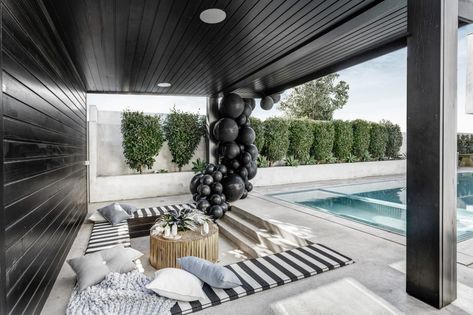 LianeHurvitz_RebeccaJuddLoves_26 Black And White Pool Party Decor, Black And White Pool Area, Black And Gold Pool Party, Pool Party Birthday Ideas Adults, Black Pool Party Decorations, Black Pool Party Outfit, Black And White Pool Party, Adult Pool Party Decorations, Black Pool Party