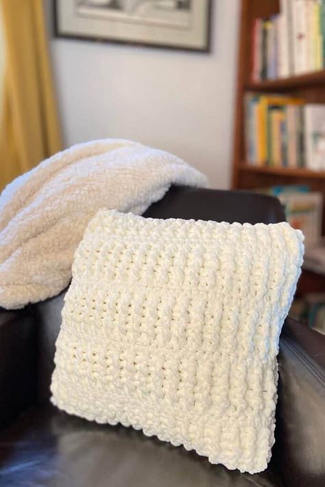 Crochet Pillow - Maplewood Road Chunky Crochet Cushion Cover, Chunky Crochet Pillow Cover, Chunky Crochet Pillow, Crochet Pillow Case Pattern, Crochet Pillow Case, Crocheted Pillows, Beginner Haken, Bulky Yarn Crochet, Modern Haken