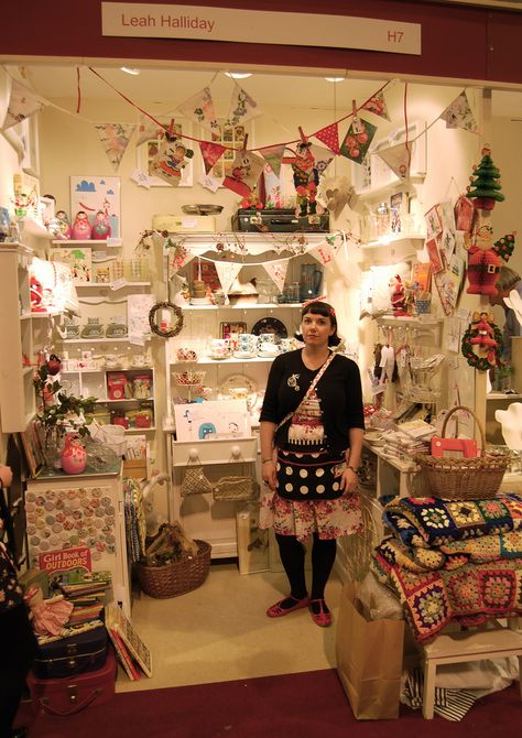 Country Living Christmas Fair, Craft Stall Display, Craft Show Booths, Country Living Fair, Craft Booth Display, Craft Fairs Booth, Booth Displays, Window Display Design, Craft Booth Displays