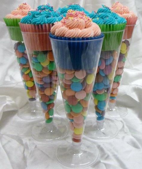 Home Confetti: Cupcake in a Glass - what a fun way to display tasty treats.  (Use plastic for kid parties) Hello Sweetie, Snacks Für Party, Cupcake Cake, Bake Sale, Champagne Flutes, Flutes, Dessert Table, Quince, Kids Birthday Party