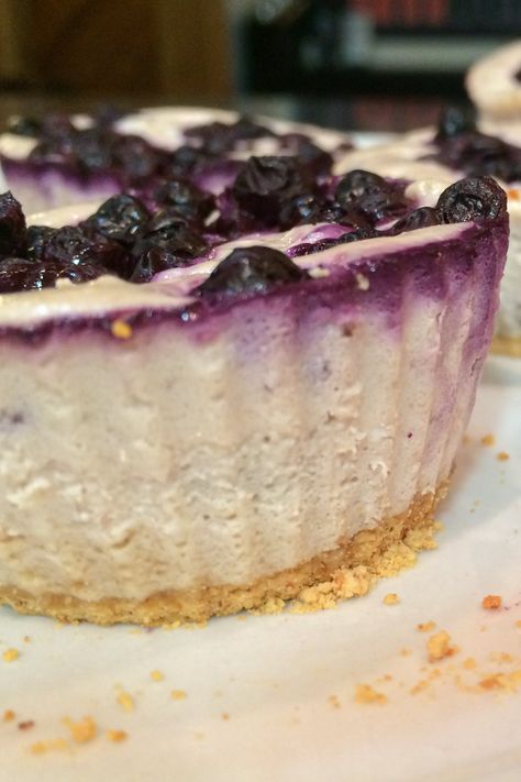 Mini Blueberry Protein Cheesecakes No Bake Blueberry Cheesecake Recipe, Protein Cheesecake Recipe, Dairy Free Blueberry Muffins, Blueberry Cheesecake Muffins, Protein Blueberry, Cheesecake Cupcake, Cheesecake Cupcakes Recipe, High Protein Cheesecake, Blueberry Cheesecake Recipe