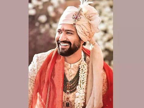 Kalgi Kalgi For Groom, Vicky Kaushal, Heart Flutter, Varun Dhawan, Photo Gallery, Photo Galleries, Look At, Couple Photos, Celebrities