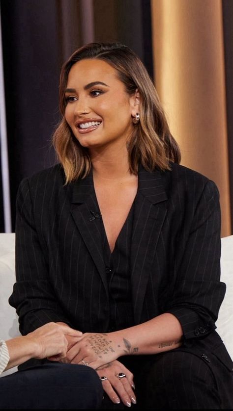 Demi Lovato Haircut, Demi Lovato Hair, Demi Lovato Body, Demi Lovato, Brunette Hair, Girl Crush, Up Hairstyles, Role Models, Hair Inspo