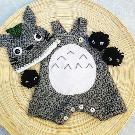 I am so thrilled of how cute this newborn photo prop turned out. I Love Totoro. ❤❤❤❤😍🤗 Totoro Baby Blanket, Totoro Blanket, Totoro Crochet, Crochet Totoro, Crochet Baby Photo Prop, Crochet Baby Costumes, Nerdy Baby, Easy Bag, Crochet Costumes