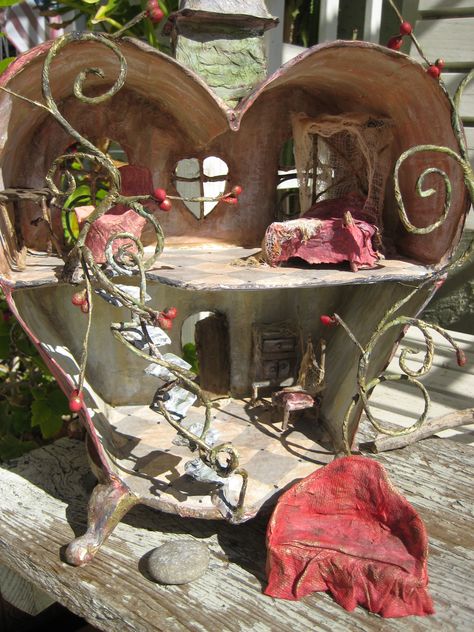 Tree Stump House, Stump House, House Tree, Paper Mache Sculpture, Paper Mache Art, Fairy Garden Diy, Tree Stump, Paper Houses, Fairy Houses