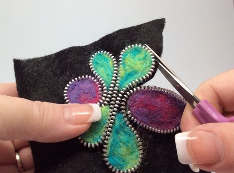 Felt And Zipper Brooch Tutorial, Zipper Brooch, Zipper Art, Zipper Tutorial, Zipper Flowers, Zipper Crafts, Zipper Jewelry, Paper Sunflowers, Felt Pillow