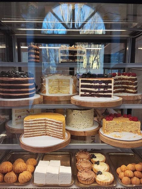 Cakes For Coffee Shops, Cake Studio Ideas Home, French Patisserie Aesthetic, Cozy Bakery Aesthetic, Cosy Bakery, Aesthetic Bakery, Cafe Desserts, Cafe Sweets, Bakery Aesthetic