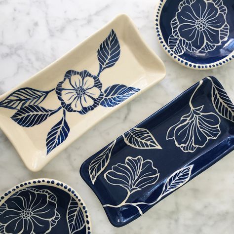 Ceramic Painting Jewelry Dish, Ceramic Tray Painting Ideas, Tray Painting Ideas, Hand Painted Trays, Vanity Tray Bathroom, Tray Painting, Ceramic Trays, Ceramics Painting, Blue And White Floral Pattern