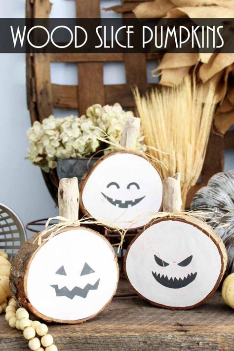 Make these wooden pumpkins from log slices for some great Halloween decor! Perfect for your rustic, farmhouse style home decor! If you love fall decorating, this easy craft project is for you! #farmhouse #halloween #rustic Wood Slice Pumpkins, Porche Halloween, Cake Fall, Cake Pumpkin, Easy Diy Halloween Decorations, Porch Pumpkins, Pumpkin Display, Log Slices, Rustic Halloween