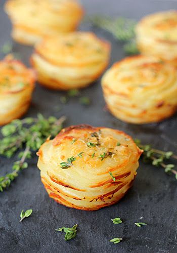 Potato Stacks with Garlic and Fresh Thyme Potato Stacks, Food Rings, Think Food, Idee Pasto Sano, Fresh Thyme, Veggie Dishes, Food Presentation, Vegetable Dishes, Side Dish Recipes