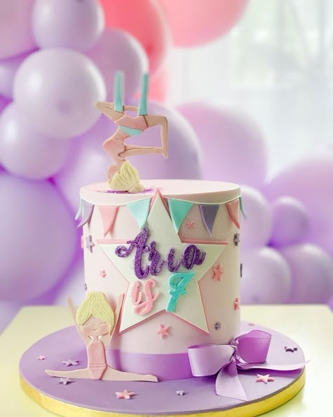 IG: @emines_zucker_welt Gymnastics Cake Pops, Gymnastics Theme Birthday Party Cake, Gymnastics Cake Ideas, Gymnastics Cake, Gymnastics Theme Birthday Party, Gymnastics Birthday Cakes, Gymnastics Cakes, Gymnast Birthday Party, Gymnastics Birthday