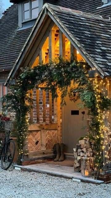 Rustic Cottage Interiors, Dried Decor, Poppy Heads, Lovely Sunday, Dream Life House, Winter Cottage, Cottage Exterior, Cottage Interior, Christmas Porch Decor