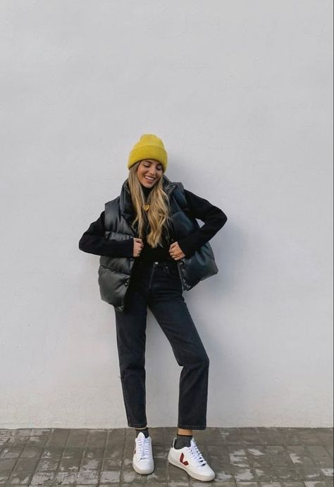 Outfits aesthetic que sólo puedes lograr con un gorrito | Es la Moda Black Denim Jacket Outfit, Winter Fashion Outfits Casual, Zara Outfit, Cold Outfits, Winter Mode, Smart Casual Outfit, Vest Outfits, Winter Fashion Outfits, Winter Looks