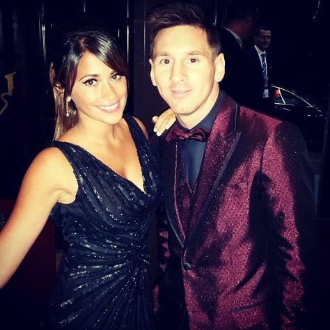 This two love birds have been holding it down from day one. Celebrating  @leomessi and his beautiful bae Antollena Roccuzo as they tie the knot today.  #gidiweddingsng #messi #love #antorrocuzzo #bacelona Messi Antonella, Messi And Antonella, Messi And Wife, Lionel Messi Family, Barcelona Vs Real Madrid, Antonella Roccuzzo, Lionel Messi Fc Barcelona, Argentina National Team, Football Wags